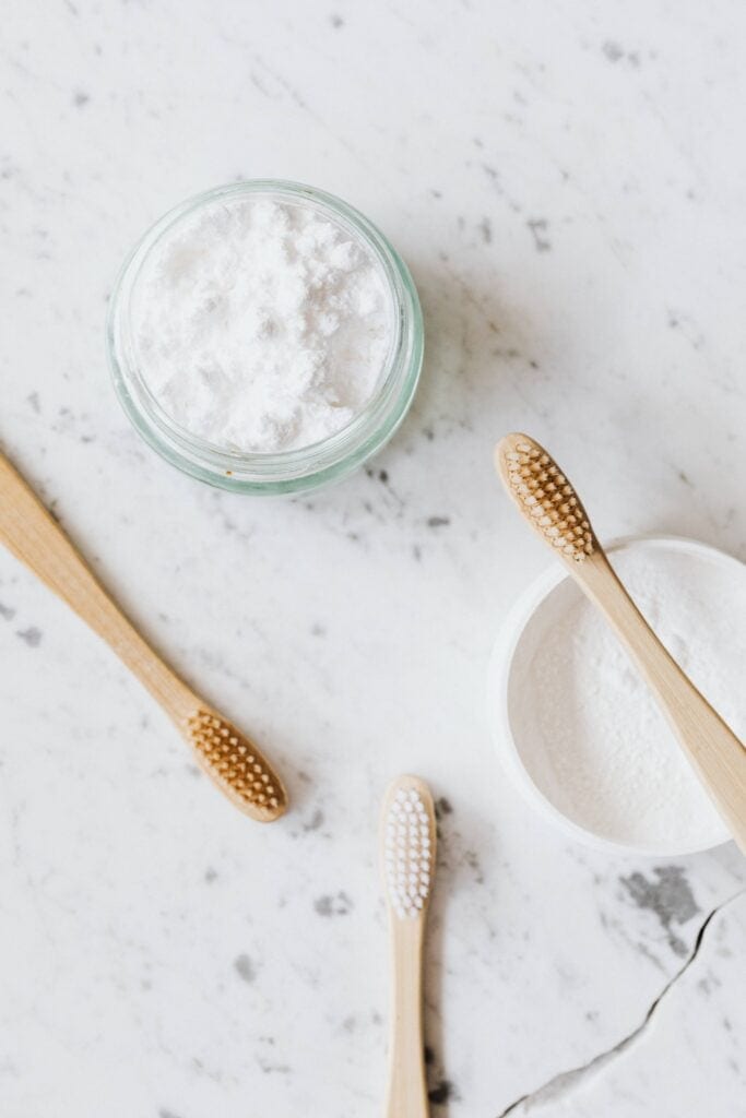 Utilize baking soda to make the teeth white